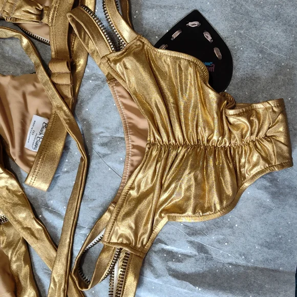 Love Lockdown In Gold - Picture 10 of 11